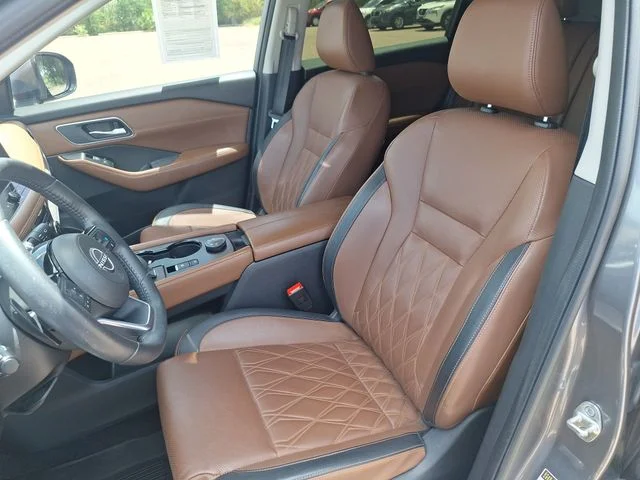 Used 2024 Gray Nissan Platinum image 10