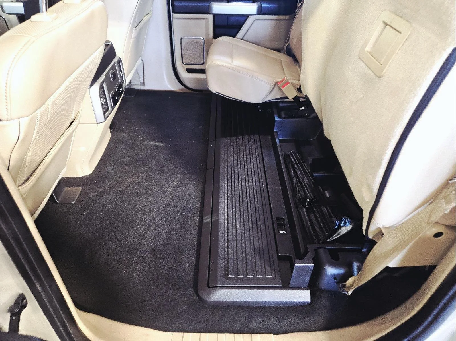 Used 2018 White Gold/Stone Gray Ford Lariat image 34