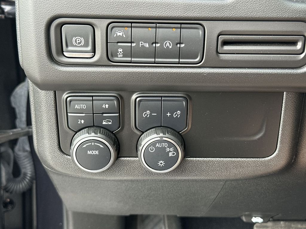 2024 Chevrolet Suburban LT - Photo 18