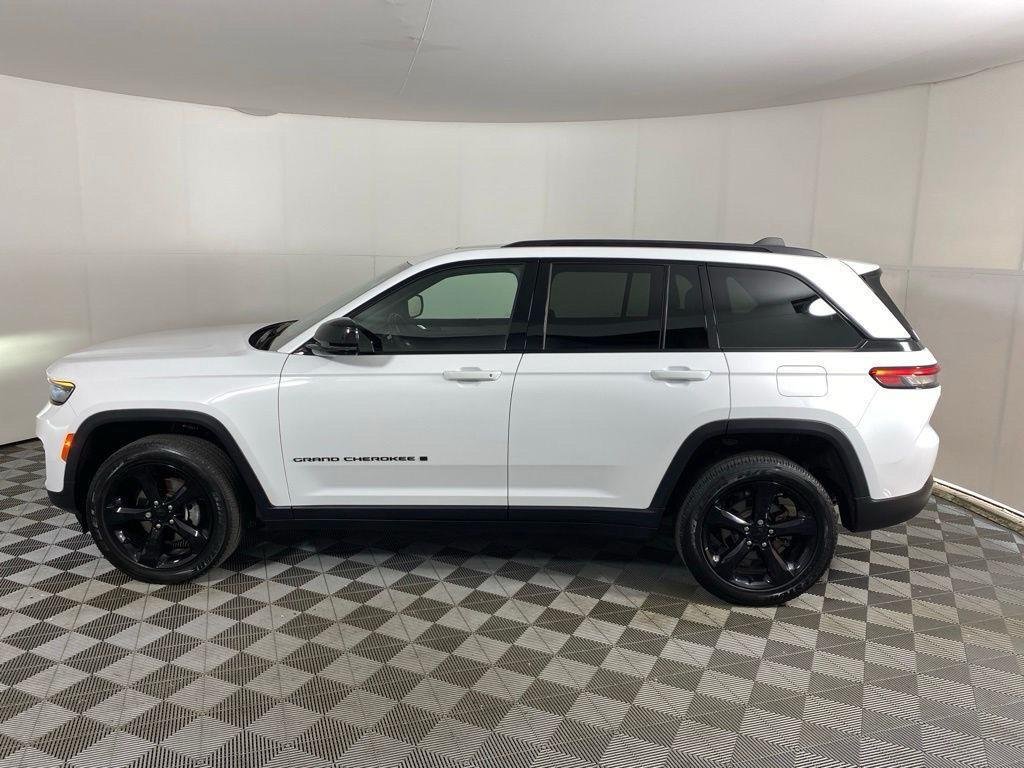 Used 2024 Bright White Clearcoat Jeep Altitude X image 15