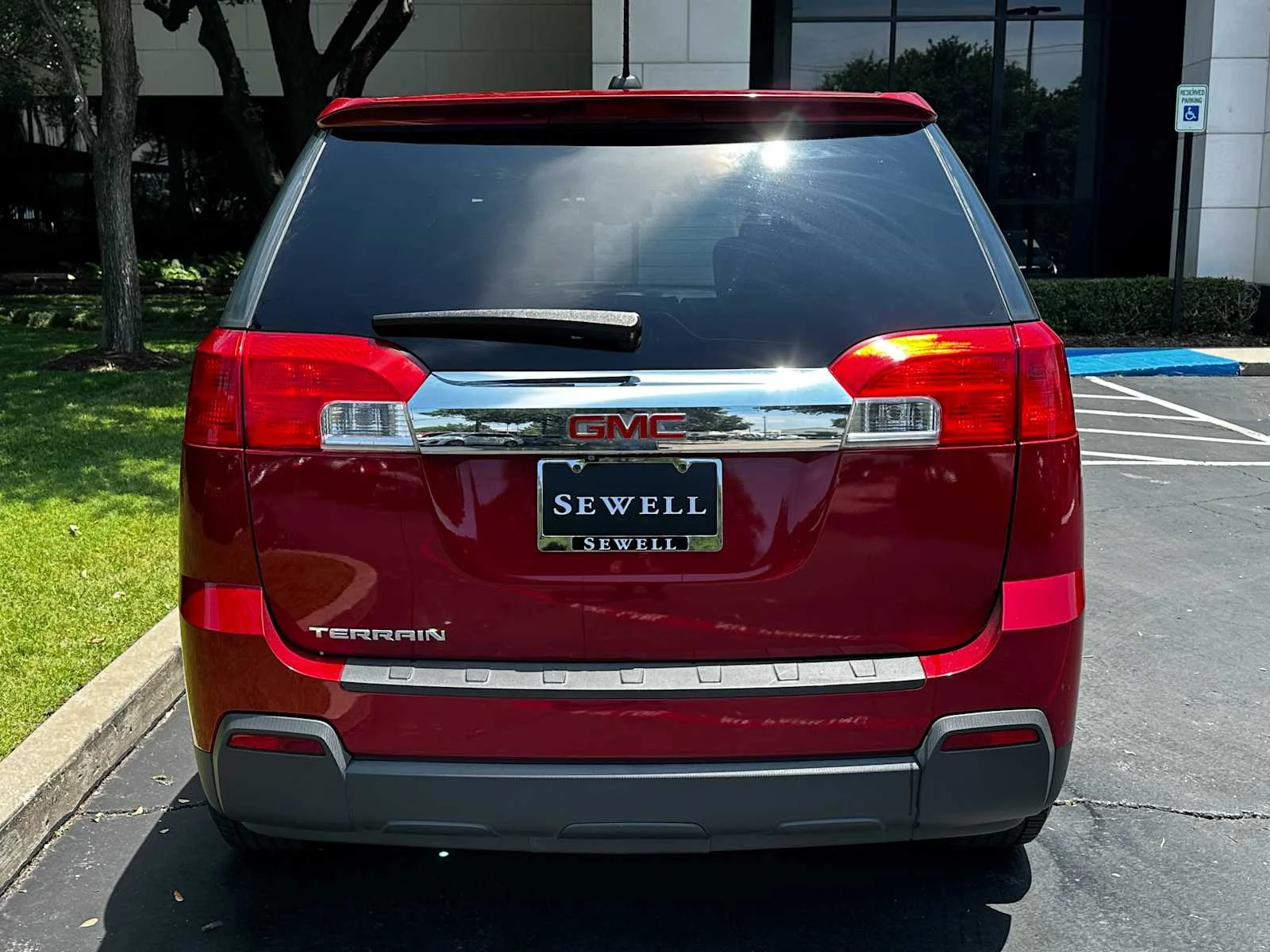 Used 2015 CRYSTAL RED TINTCOAT GMC SLE image 3