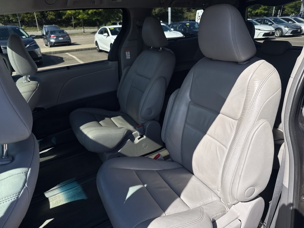 Used 2017 Gray Toyota XLE Premium image 36