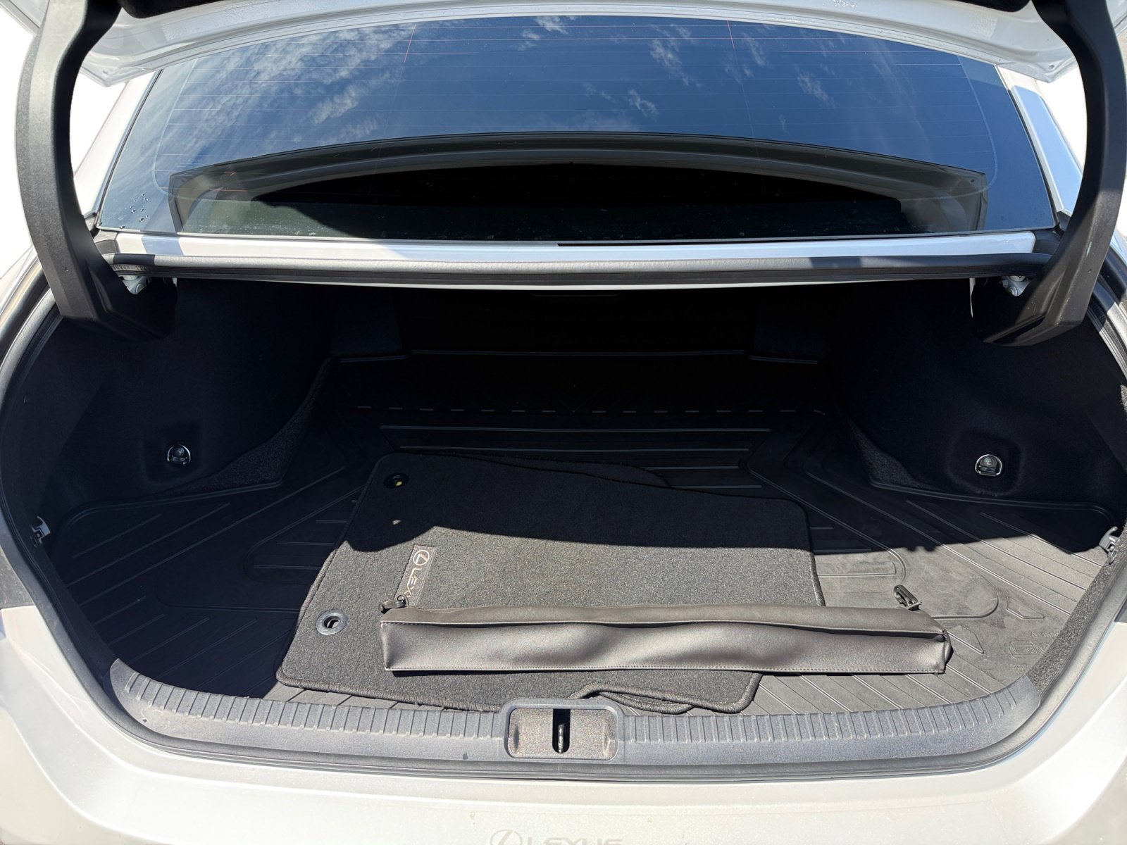 Used 2025 White Pearl Lexus 300h image 17