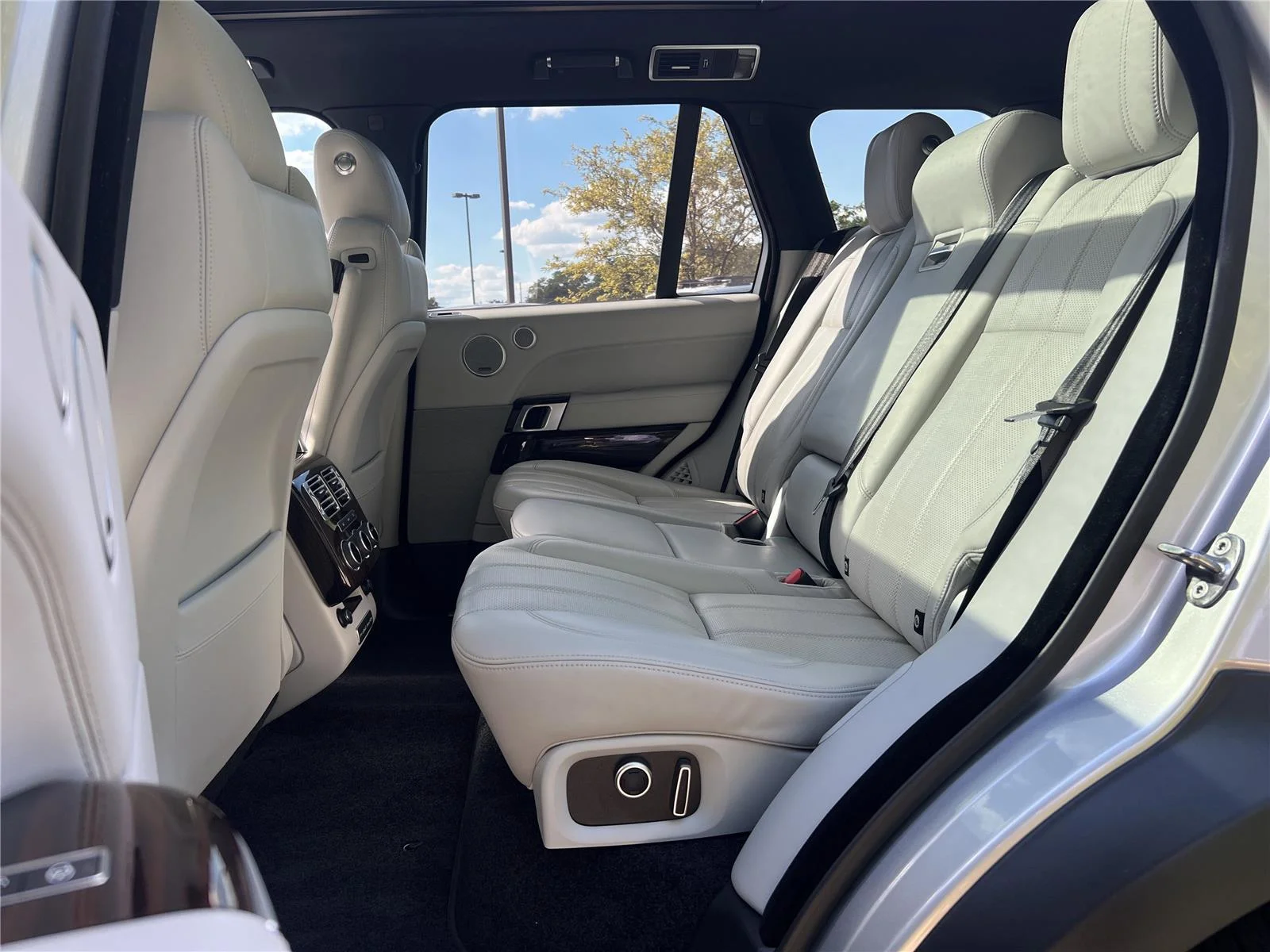 Used 2016 Indus Silver Land Rover Diesel HSE image 27