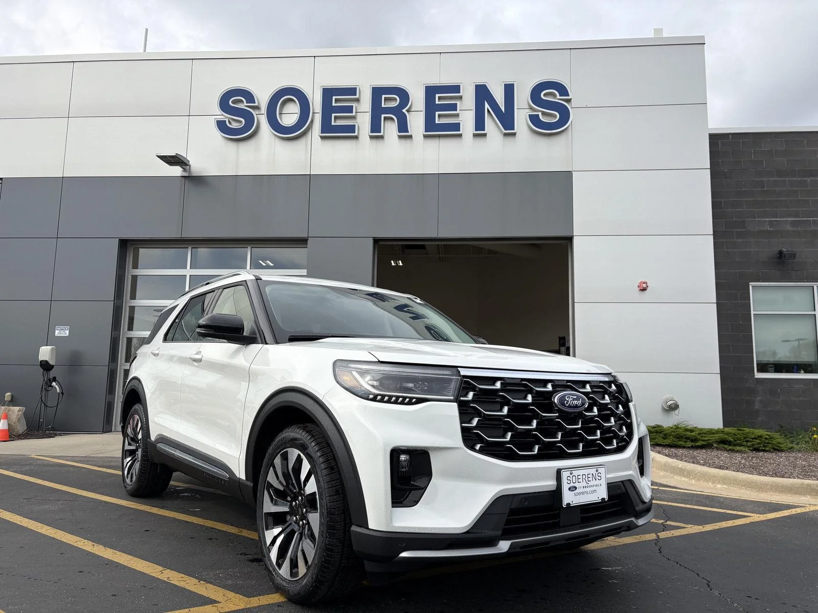 2026 Ford Explorer Platinum 4WD's photo