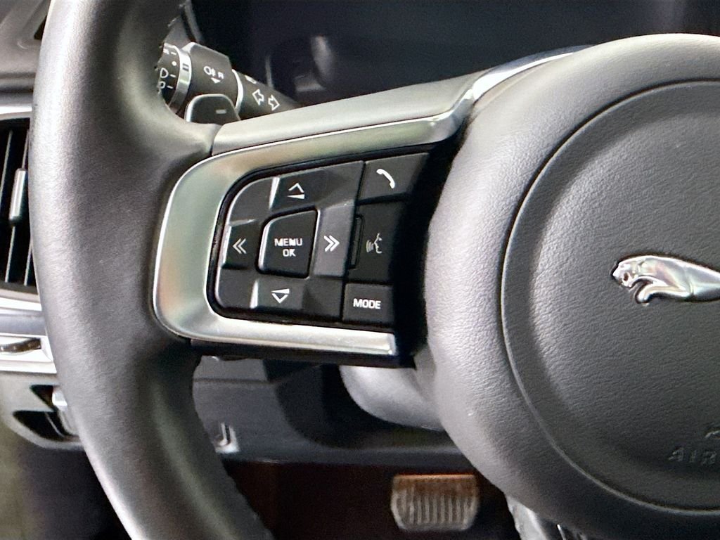 Used 2020  Jaguar SE image 11