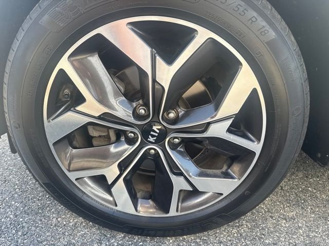 Used 2022 White Kia EX image 4