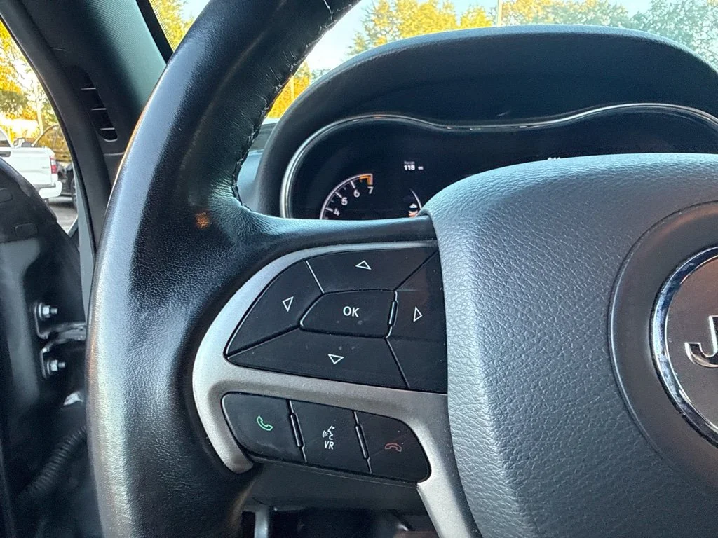 Used 2022 Gray Jeep Laredo X image 9