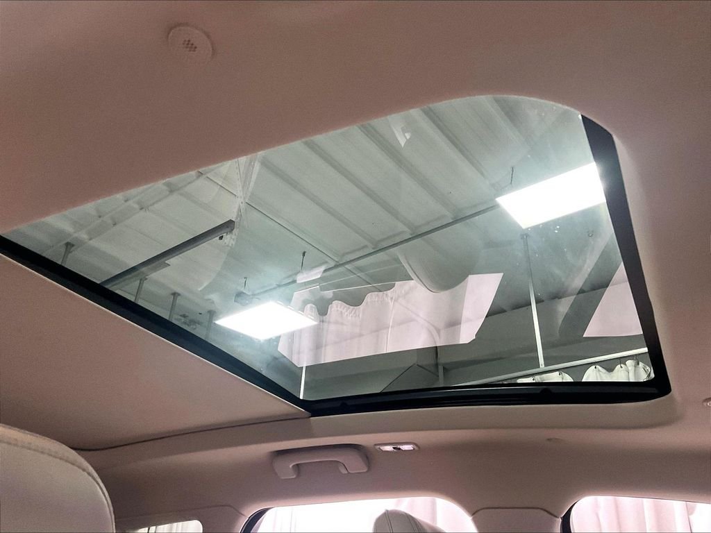 Used 2020 White Lincoln Standard image 22