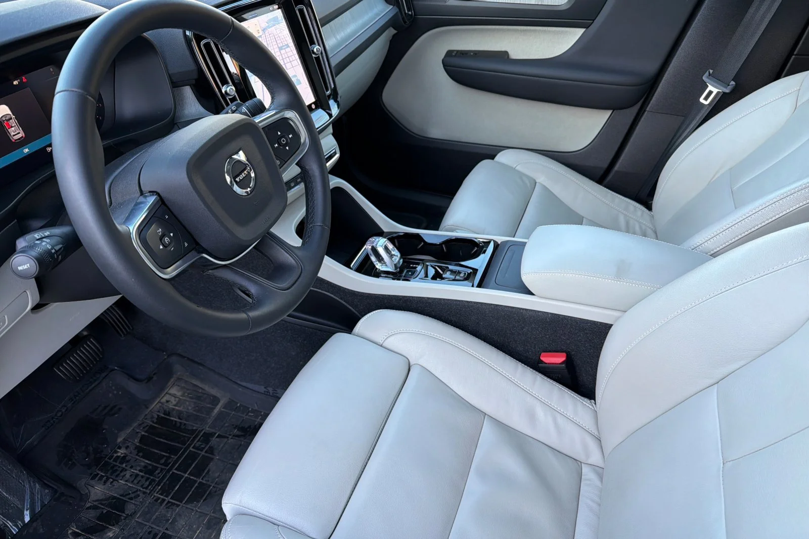 Used 2023 ONYX BLACK Volvo Plus Dark Theme image 8