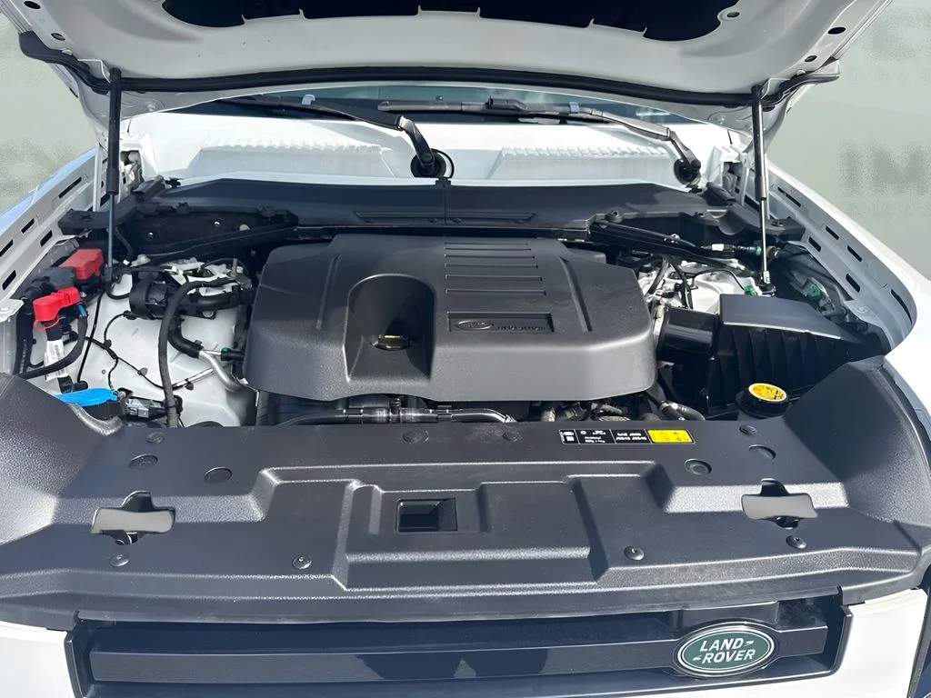 Used 2023 White Land Rover X-Dynamic SE image 19