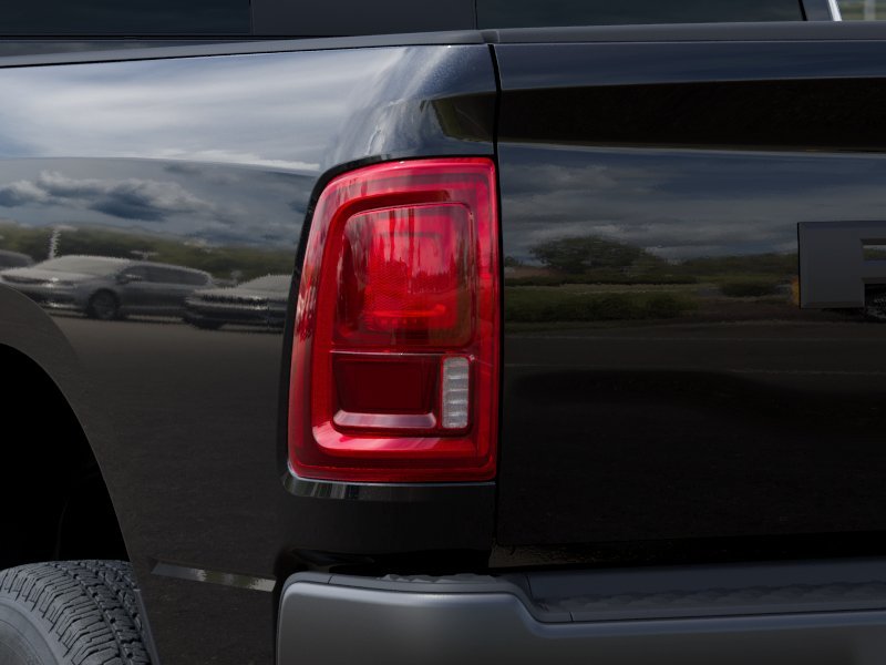 New 2025 Diamond Black Crystal Pearl-Coat Exterior Paint RAM Tradesman image 34