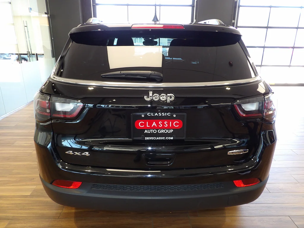 Used 2023 Diamond Black Crystal Pearl Coat Jeep Latitude Lux image 7