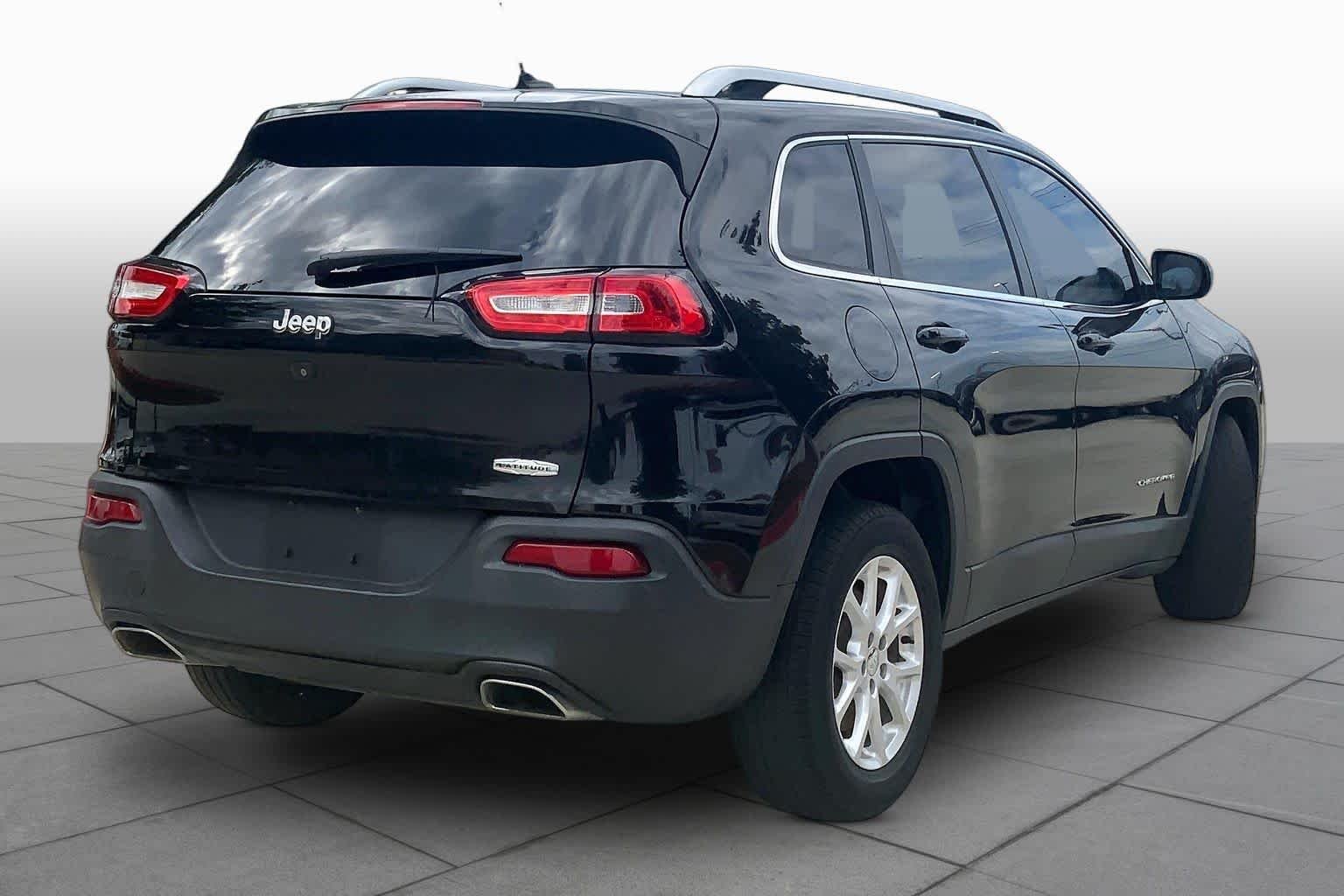 Used 2015 Brilliant Black Crystal Pearlcoat Jeep Latitude image 13