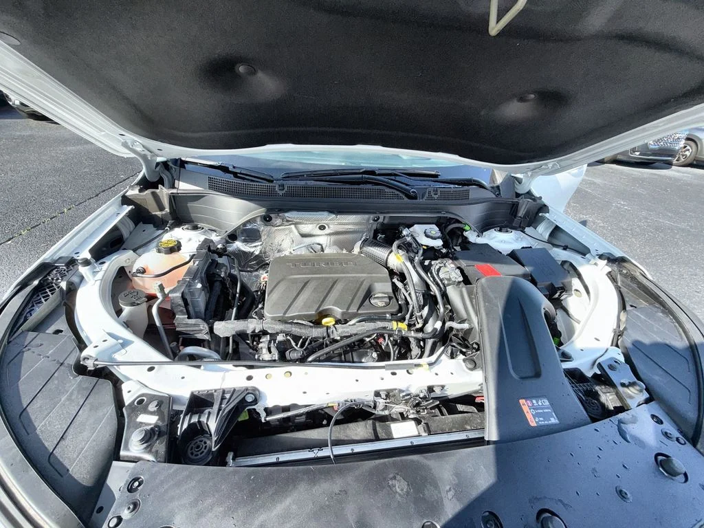 Used 2025 White Chevrolet LT image 27