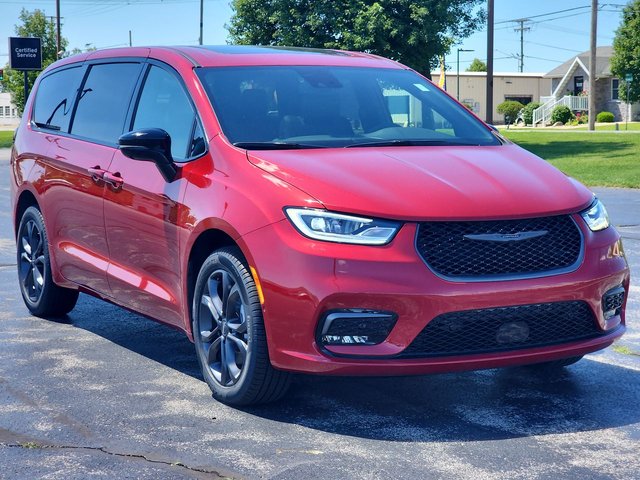 New 2026 Chrysler Pacifica Select