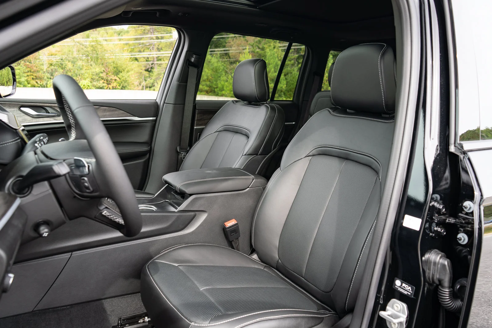 New 2027 High-Gloss Black Paint Jeep Limited Reserve image 15