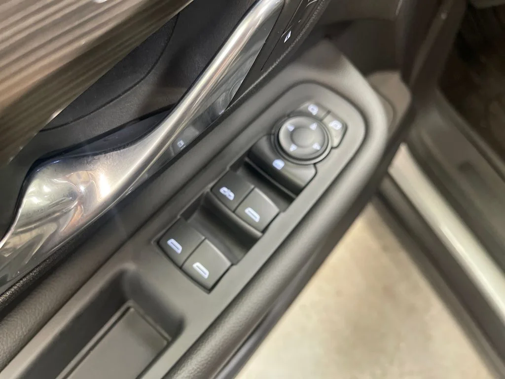 Used 2023 Silver GMC SLT image 16