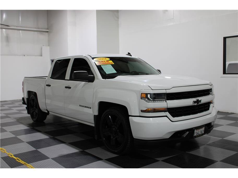 2018 Chevrolet Silverado 1500 Custom photo 2