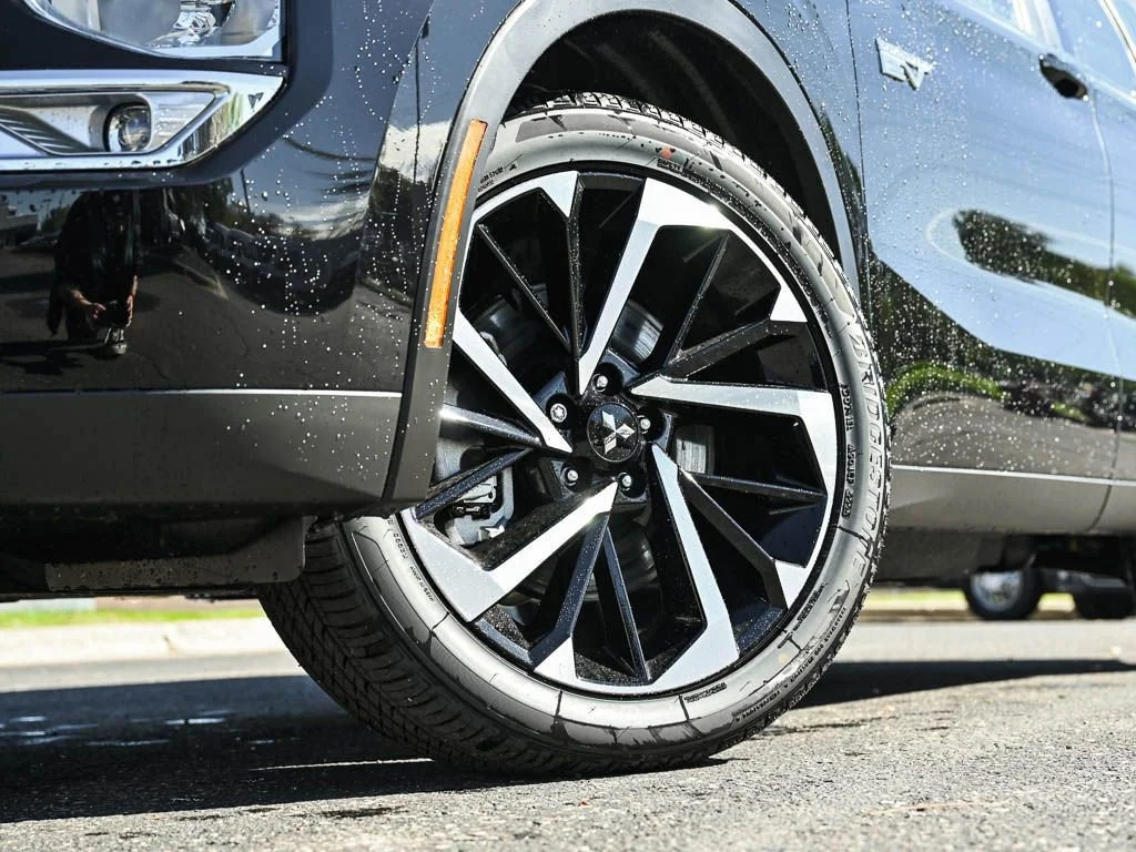 New 2025 Labrador Black Pearl Mitsubishi SE image 6