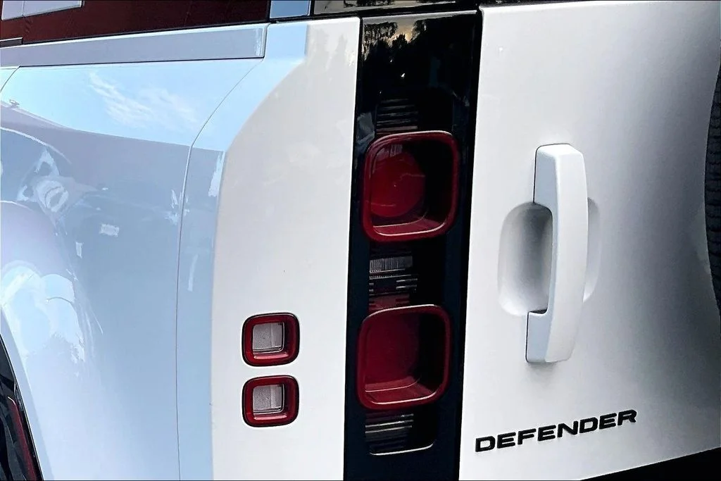 Used 2024 White Land Rover X-Dynamic SE image 33