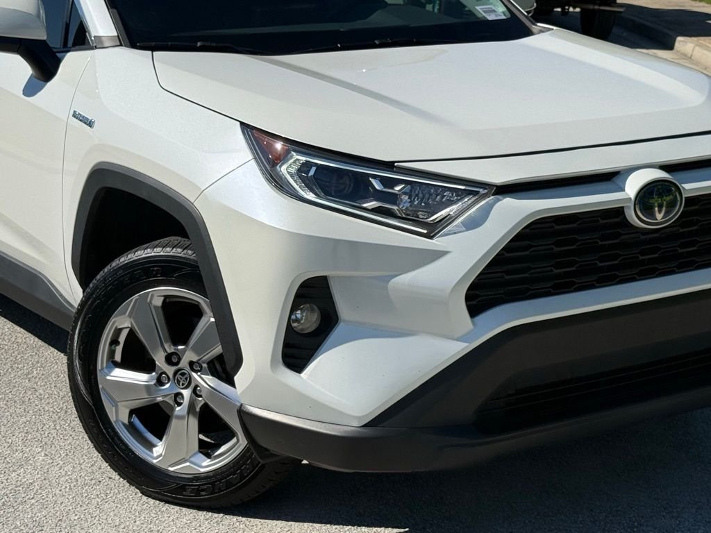 Used 2021 White Toyota XLE Premium image 4