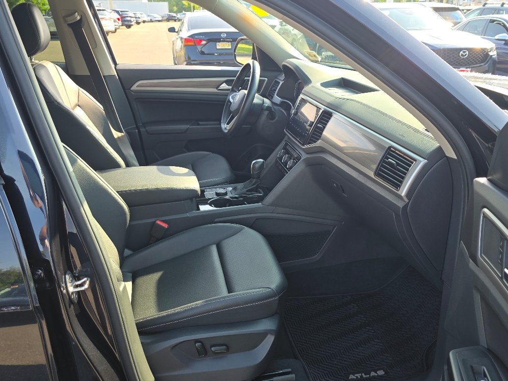 Used 2021 Deep Black Volkswagen SEL image 22