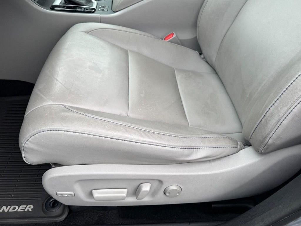 Used 2014 Silver Toyota XLE V6 image 15