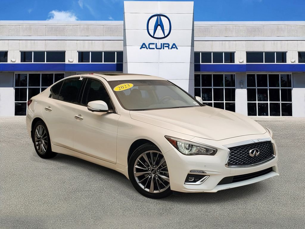 Used 2023 White INFINITI LUXE image 1