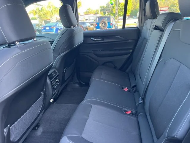 New 2026 Bright White Clear-Coat Exterior Paint Jeep Laredo X image 12