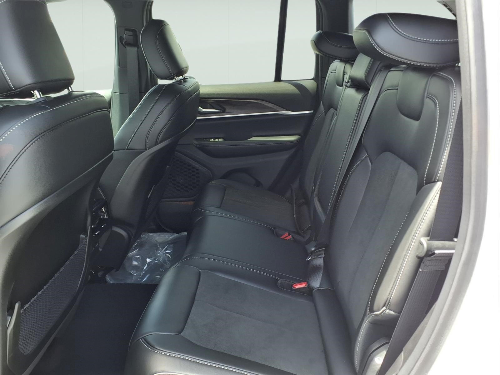 New 2026 Bright White Clear-Coat Exterior Paint Jeep Laredo Altitude image 9