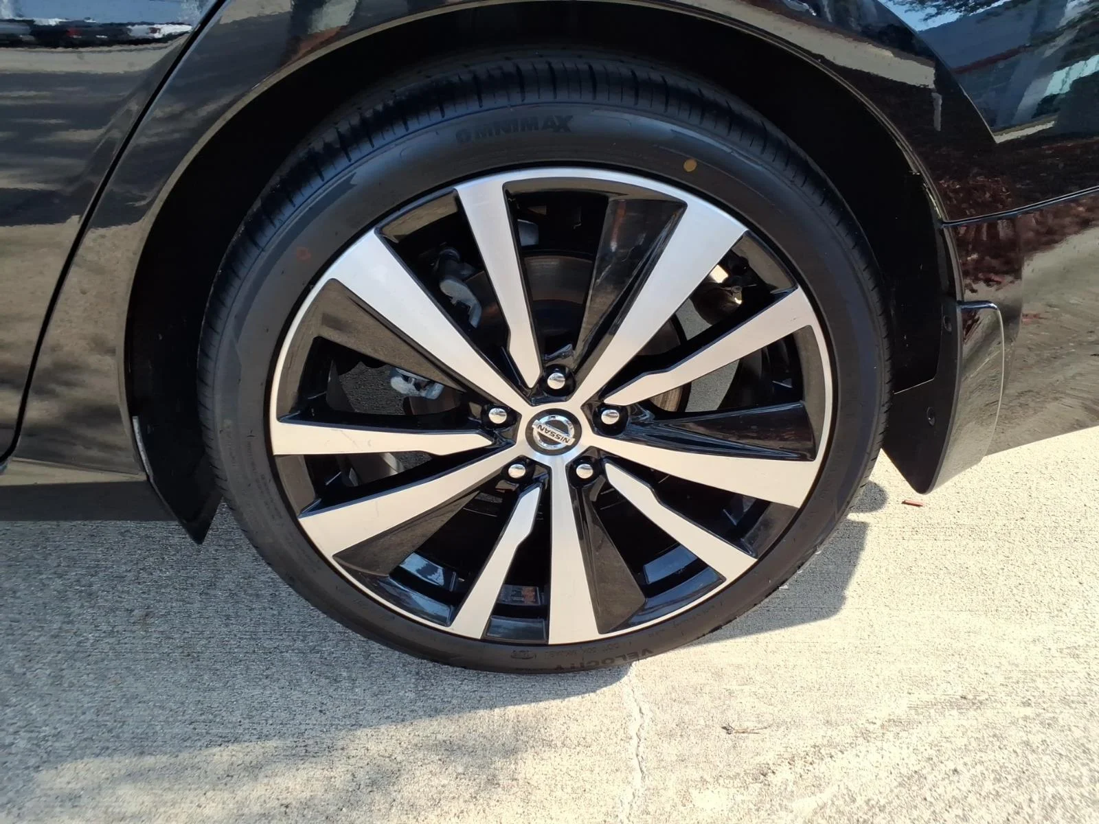 Used 2022 Super Black Nissan 2.5 SR image 15