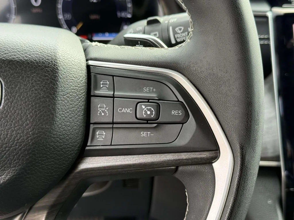 Used 2023 White Jeep Limited image 23