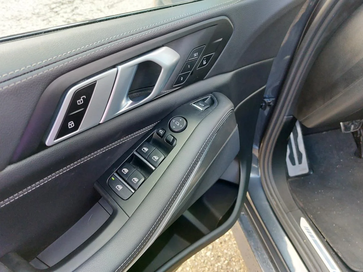 Used 2022 Blue BMW xDrive40i Sports Activity Vehicle image 14