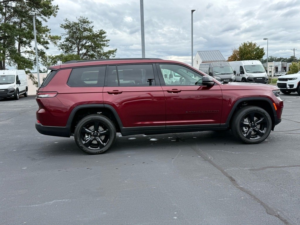 2025 Jeep Grand Cherokee Altitude photo 2