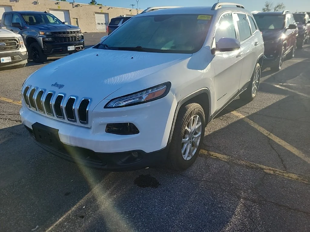 Certified Used 2017 White Jeep Latitude image 10