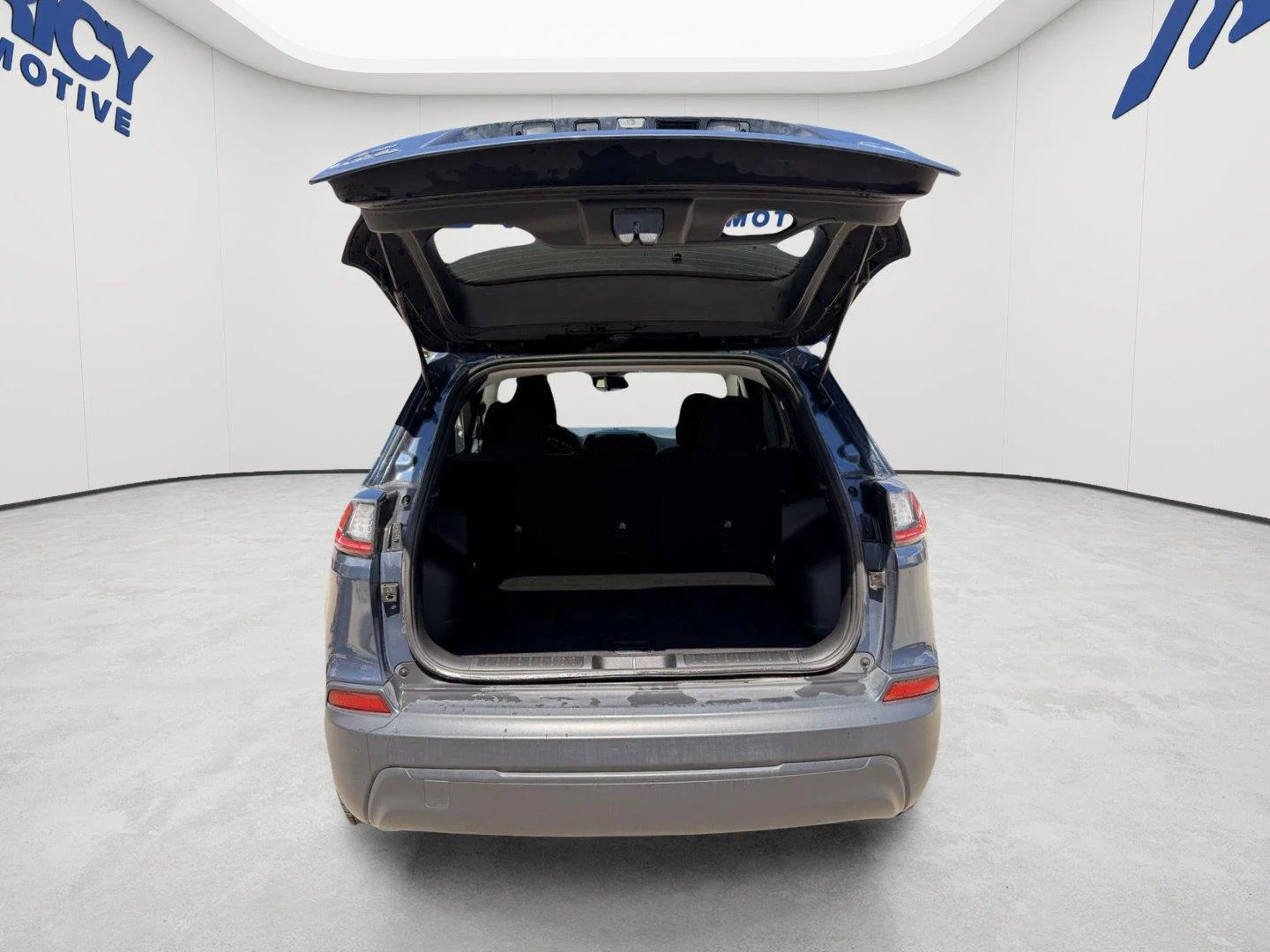 Used 2020 Slate Blue Pearlcoat Jeep Latitude image 4
