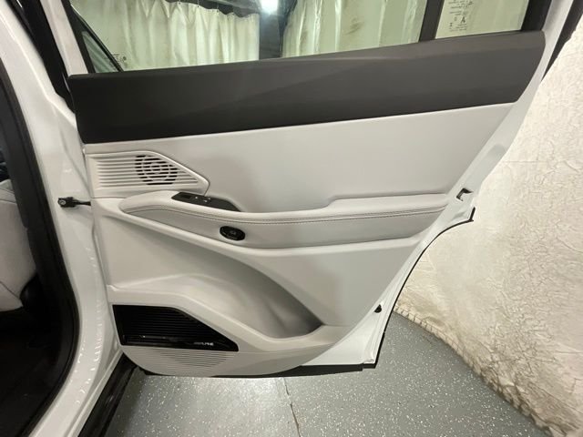 New 2026 Bright White Clear-Coat Exterior Paint Jeep Overland image 24