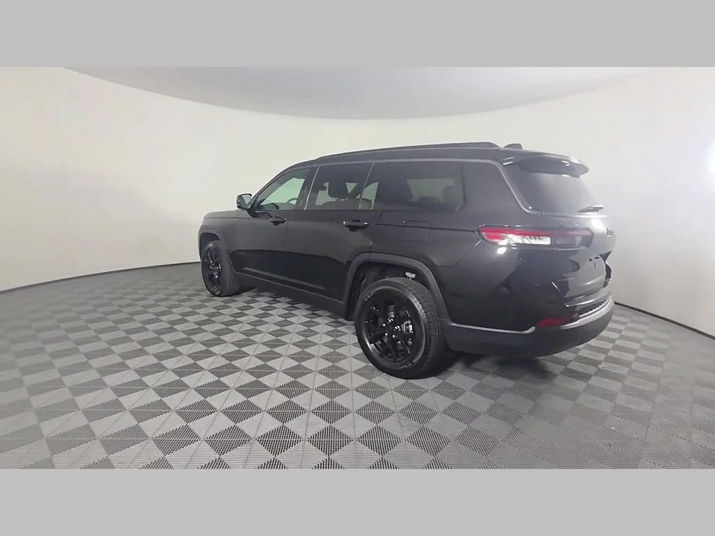 New 2026 Diamond Black Crystal Pearl-Coat Exterior Paint Jeep Laredo Altitude image 32