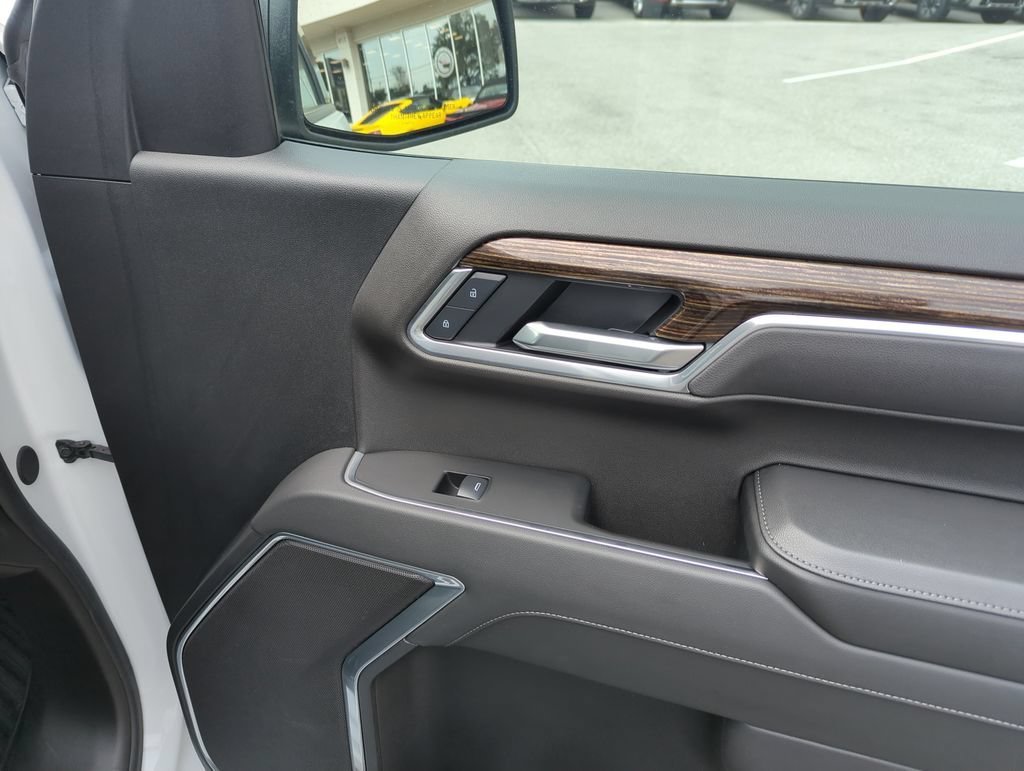 Used 2025 Summit White GMC Elevation image 31