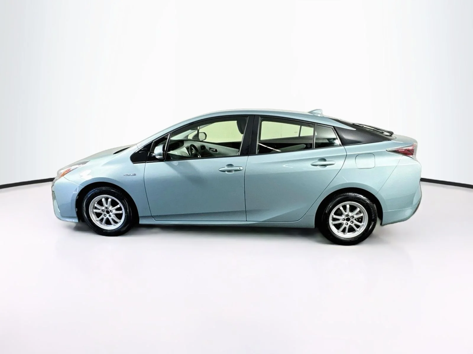 Used 2017 Beige Toyota Three image 4