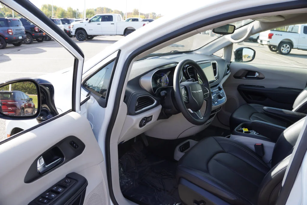 Used 2024 White Chrysler Select image 15