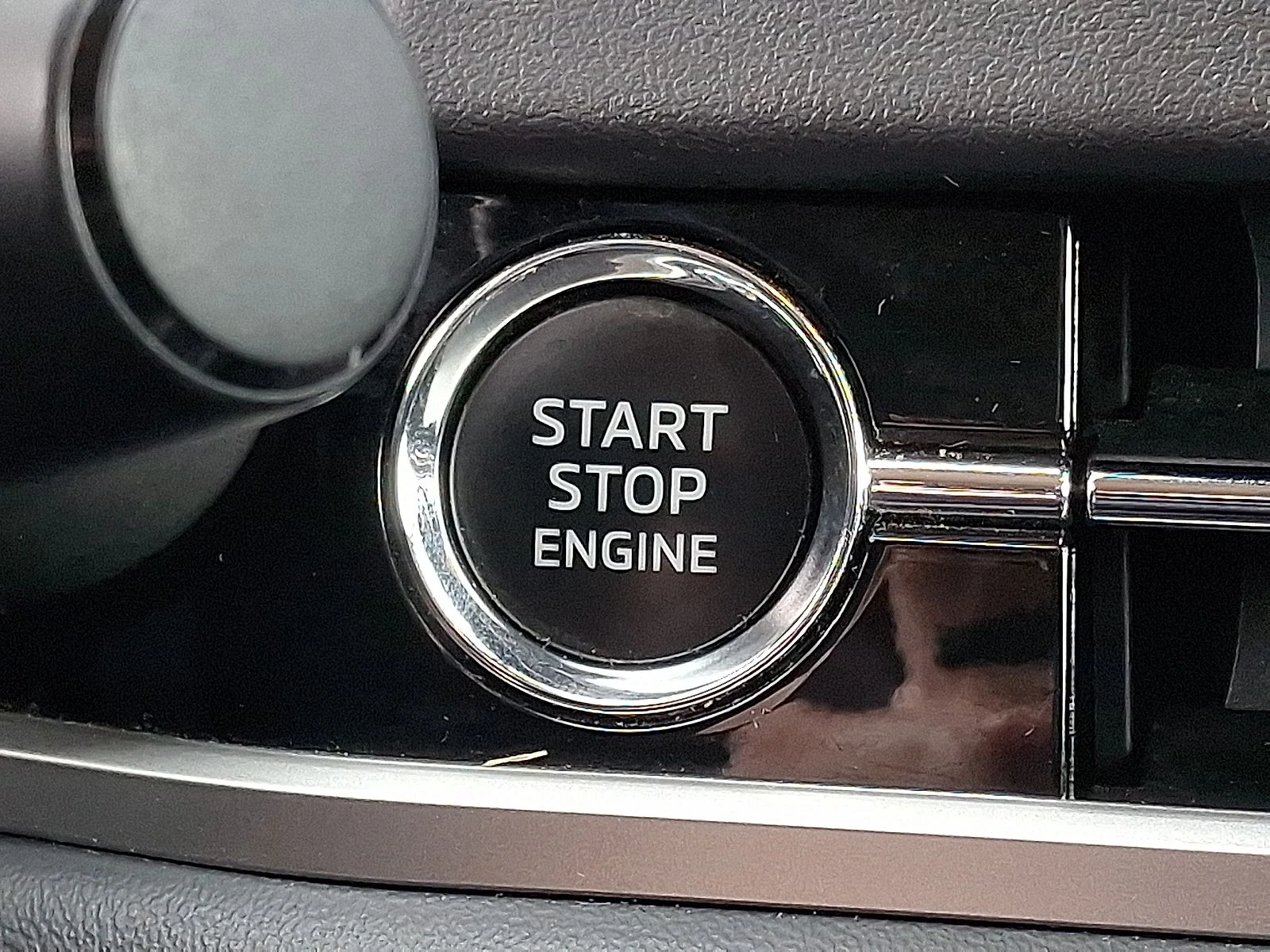 Used 2022  Mitsubishi SE image 23