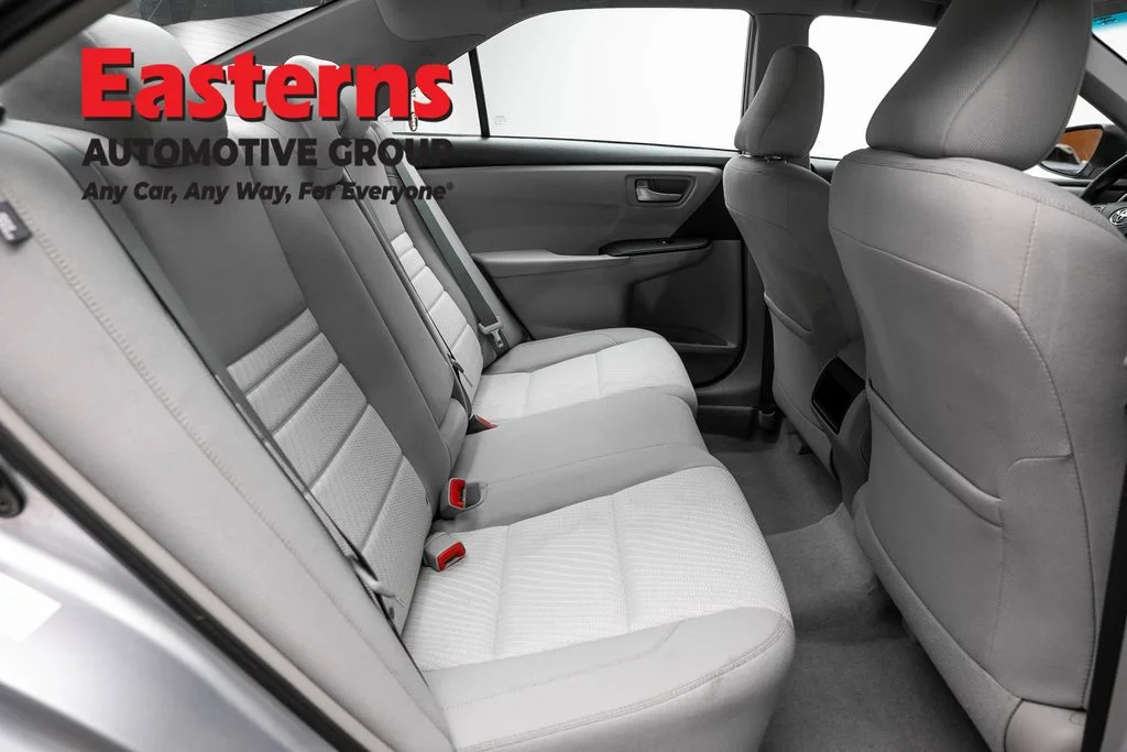 Used 2015 Silver Toyota LE image 22
