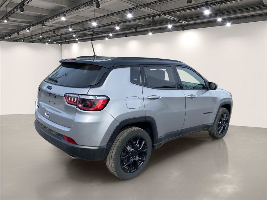 Used 2022 Billet Silver Metallic Clearcoat Jeep Altitude image 7