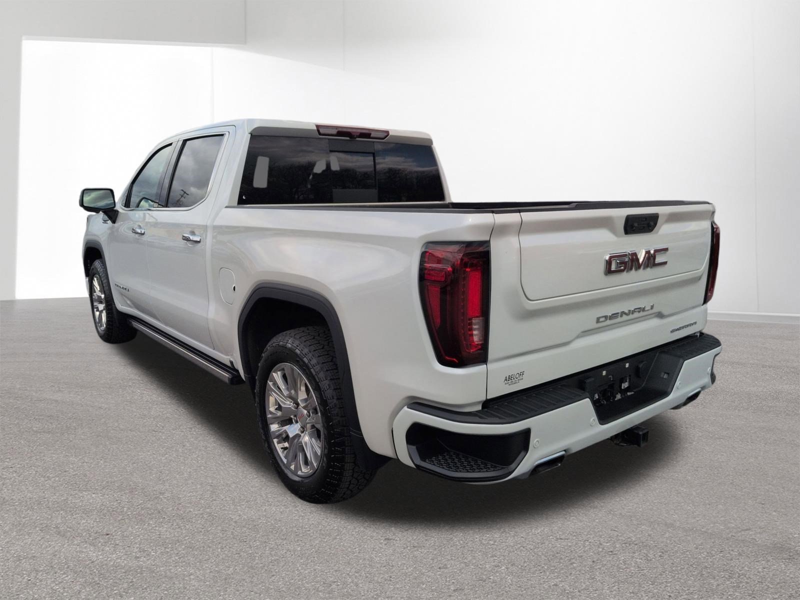 Used 2022 White Frost Tricoat GMC Denali image 7