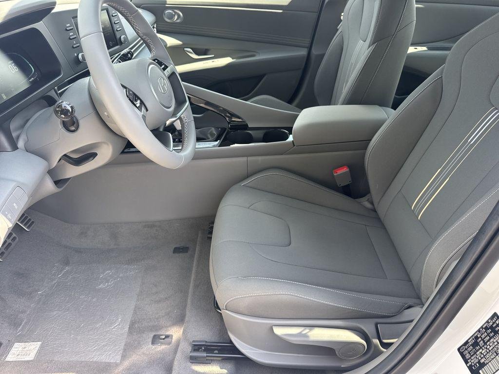 New 2026 White Hyundai SEL Sport Premium image 8