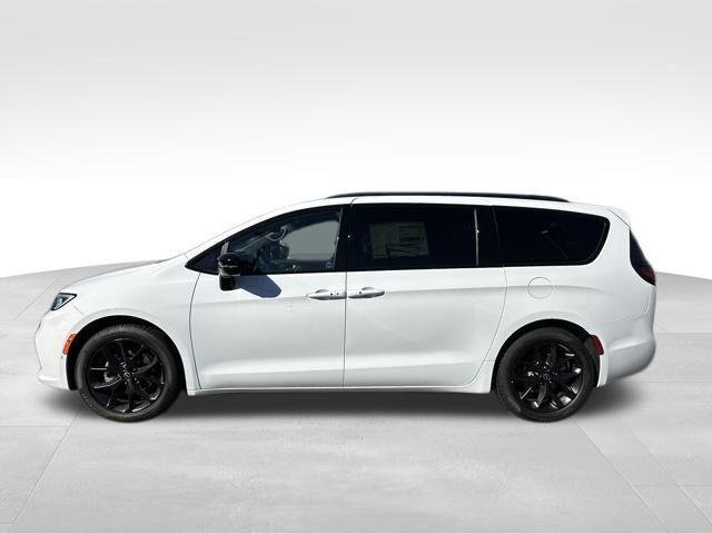 New 2026 Bright White Clear-Coat Exterior Paint Chrysler Limited image 3