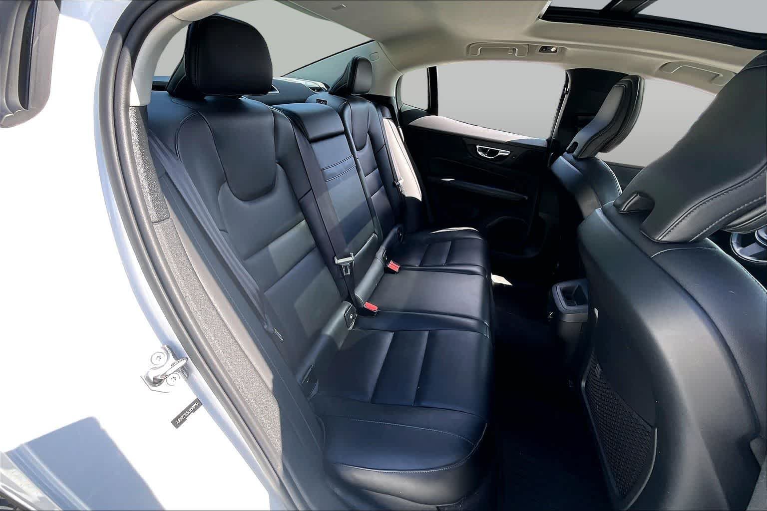 Used 2020 Crystal White Pearl Metallic Volvo Momentum image 20