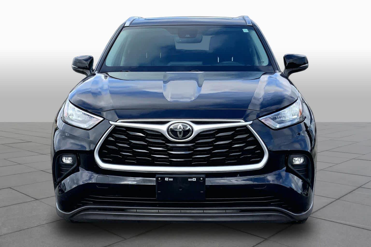 Used 2020 Midnight Black Metallic Toyota XLE image 4
